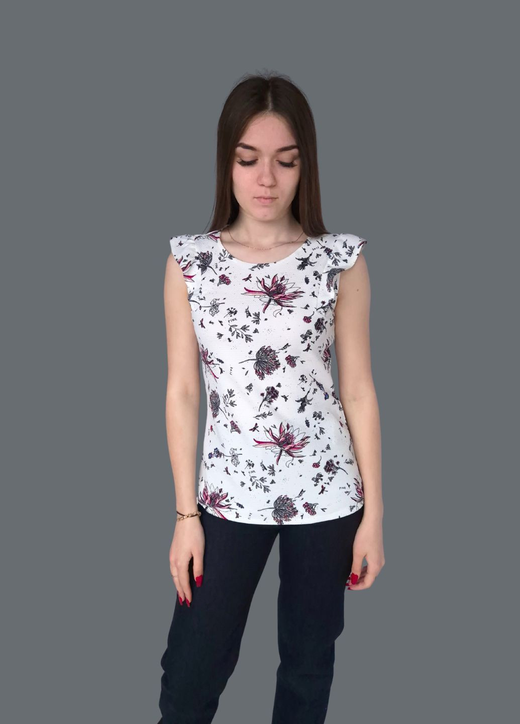 Біла блузка жіноча без рукавів у квіти Comma