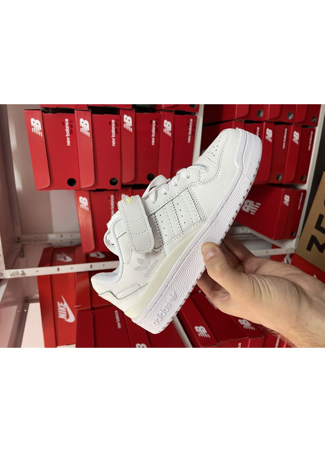 Белые всесезонные кроссовки forum white adidas