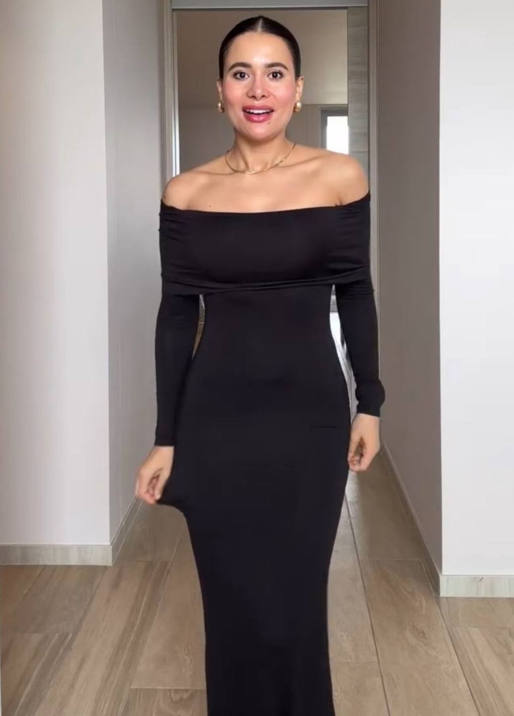 Черное праздничный, вечернее приталенное вечернее макси платье с открытыми плечами и длинными рукавами. с открытыми плечами Tik-Tak однотонное