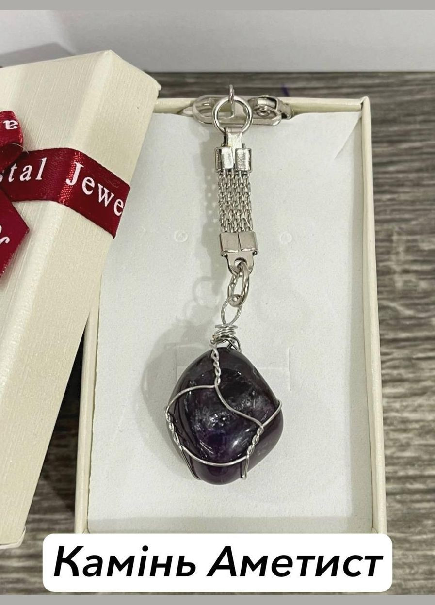 Крупний кулон з натуральним каменем Аметист природної форми в обплетенні на брелоку в подарунковій коробочці Овен (331291785)