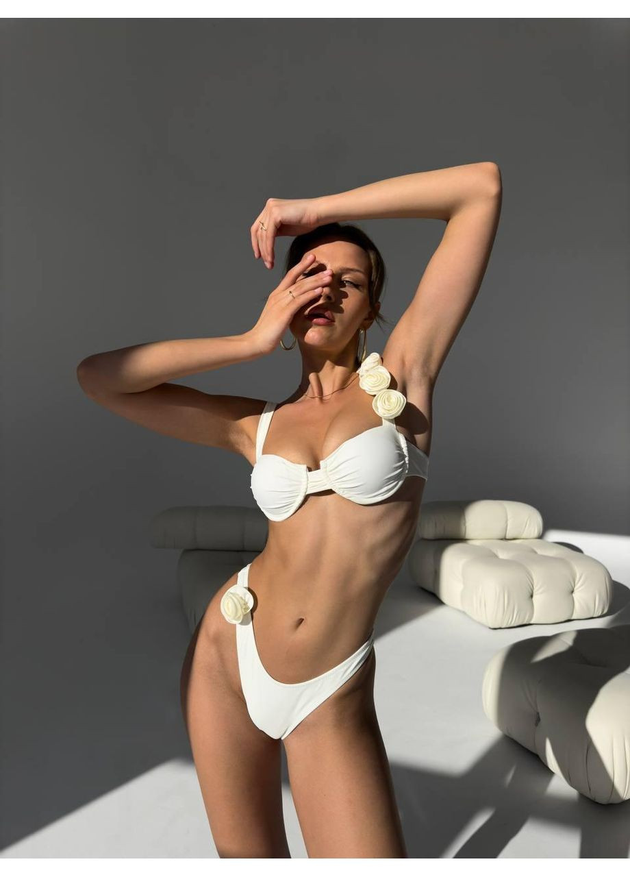 Білий літній жіночий купальник бікіні з квітковим декором та бюстьє-топом / жіночий роздільний купальник білий з обʼємними трояндами No Brand