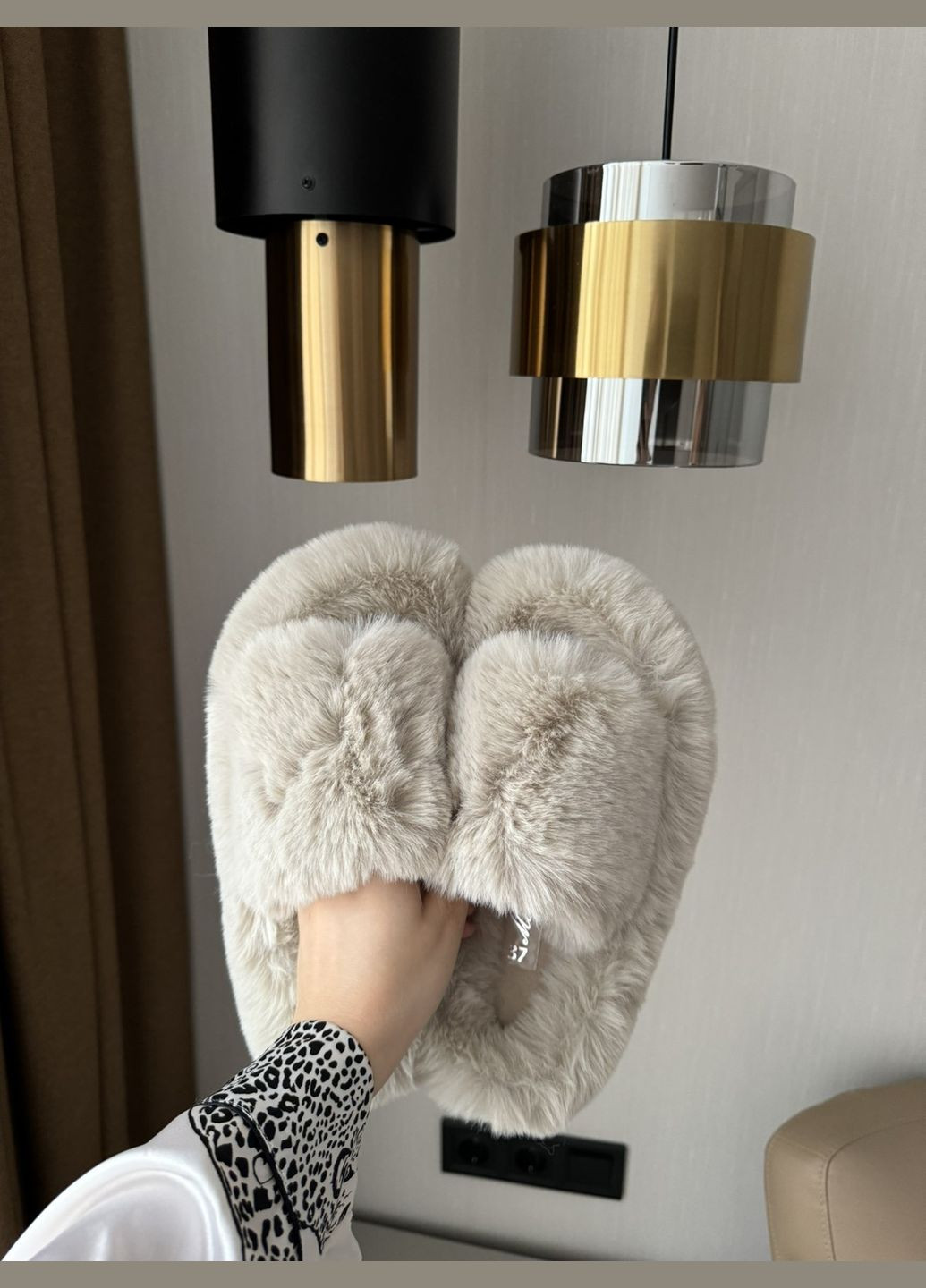 Хутряні шльопанці для жінок на високій підошві з відкритим носком у кольорі димчасте молоко Motivo (335056310)