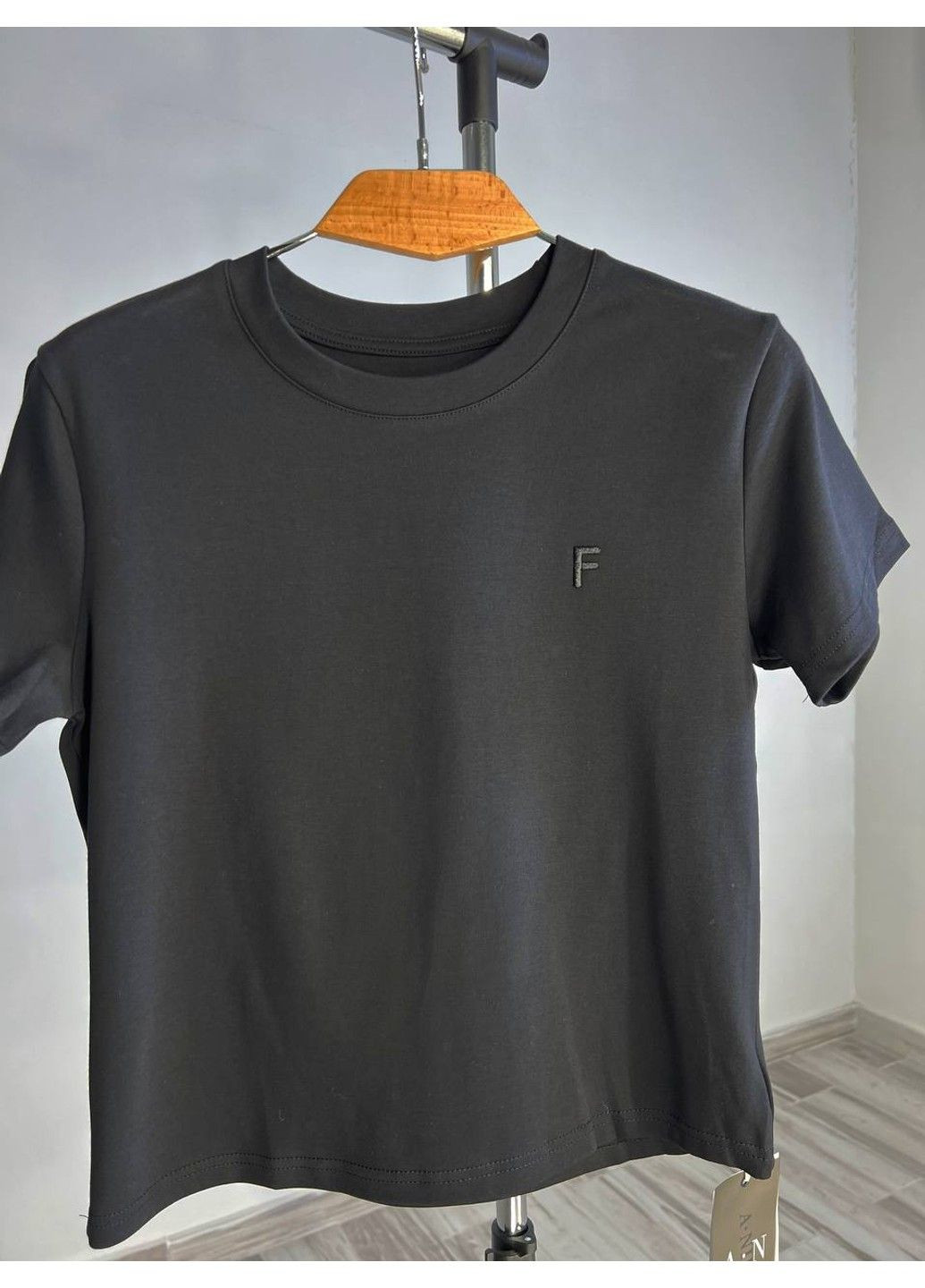 Футболка жіноча A-N 25197 вишивка літера F однотонна базова середня довжина one size No Brand - (321629867)