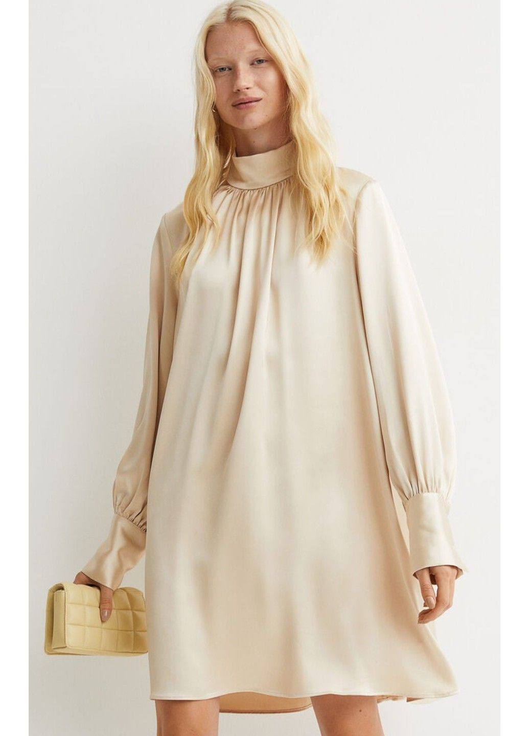 Светло-бежевое деловое женское атласное платье н&м (56667) xs светло-бежевое H&M