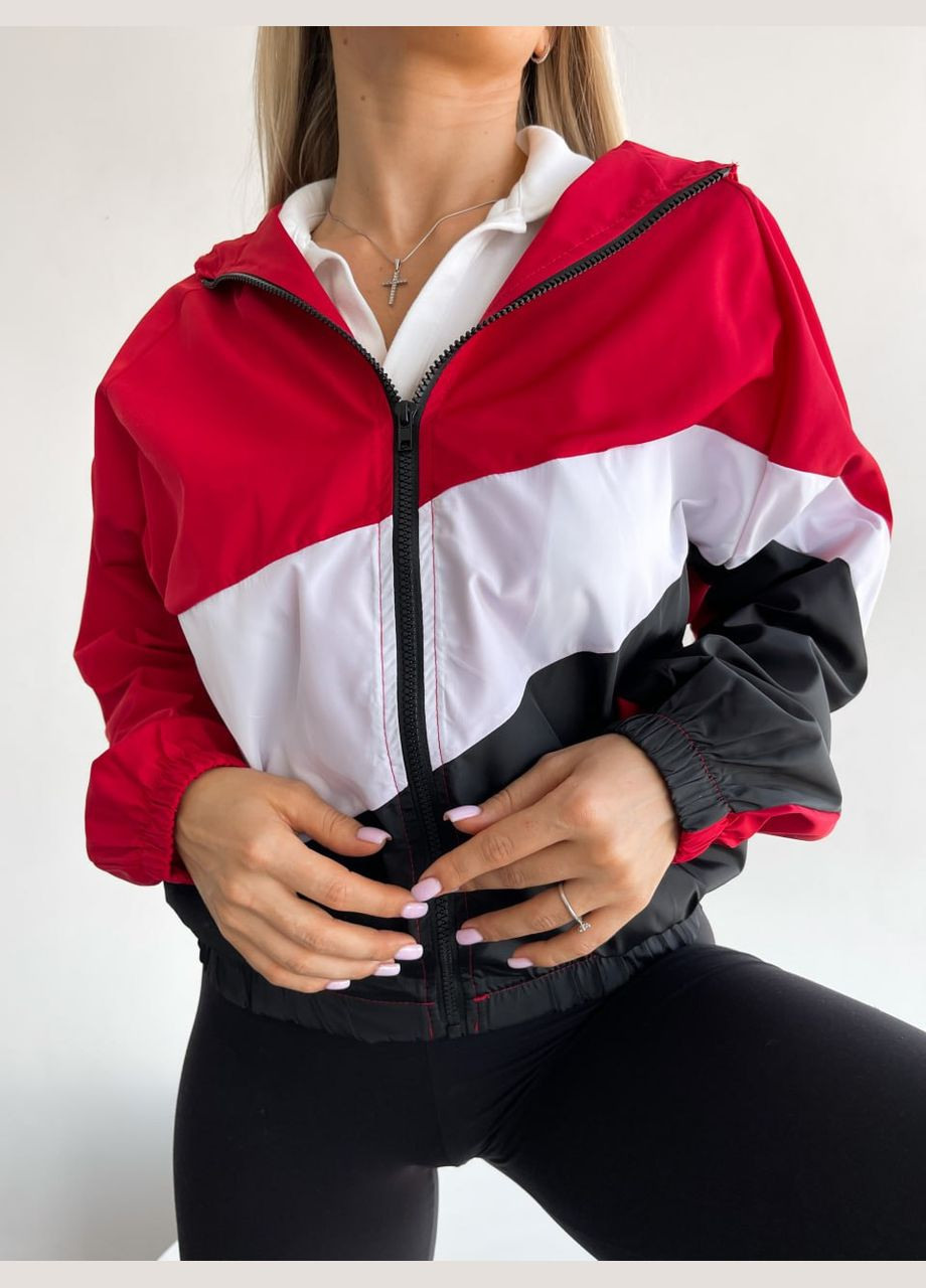 Красная женская куртка-ветровка с капюшоном цвет черно-красный р.42/46 454225 New Trend