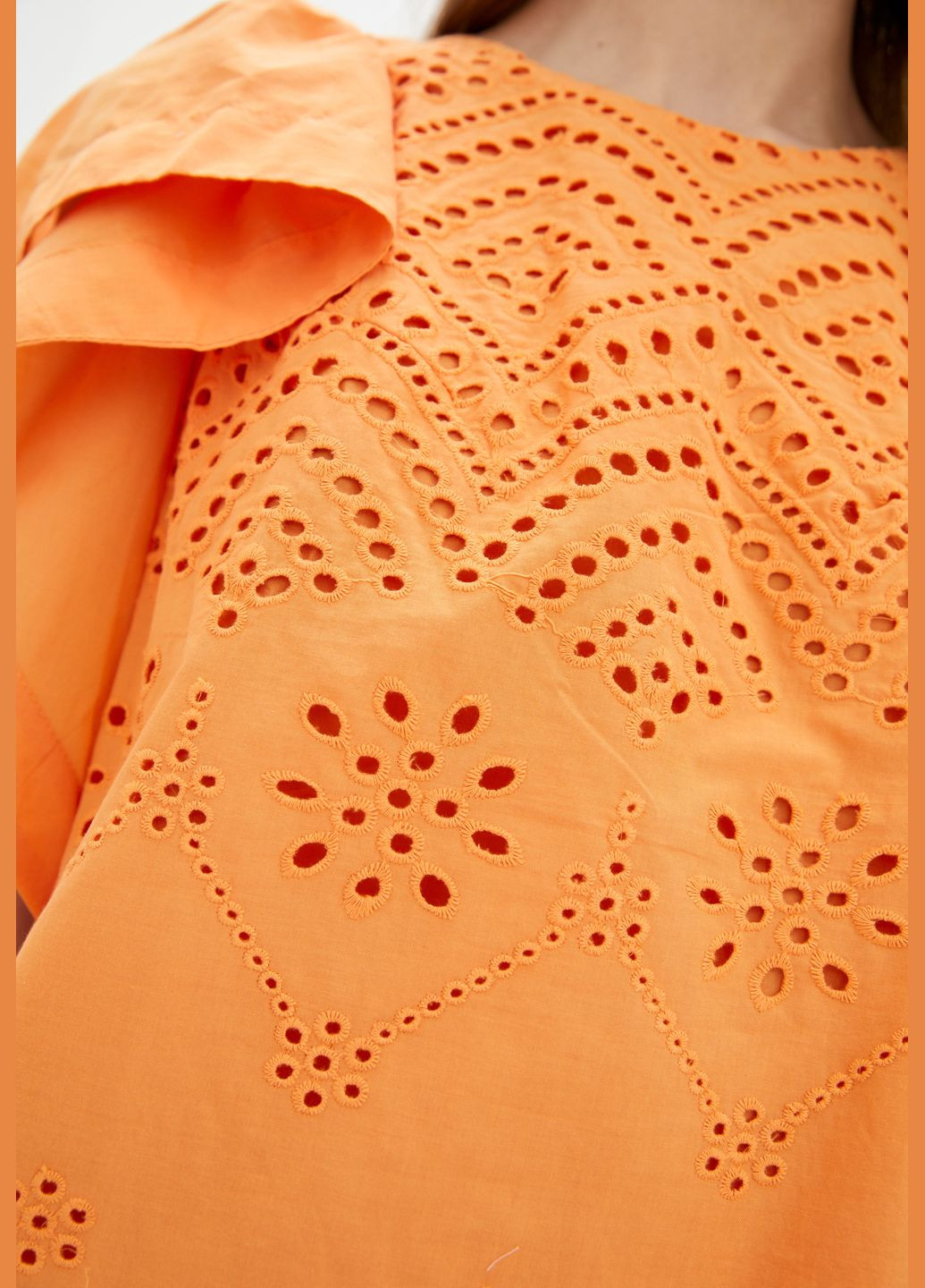Оранжевое кэжуал короткое платье из прошвы оранжевого цвета. ORA однотонное