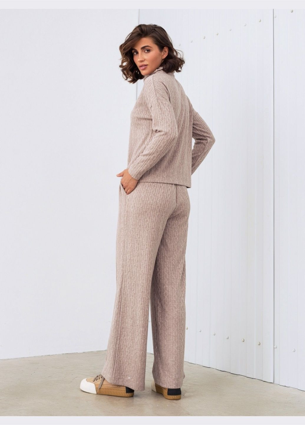 костюм из вязаного трикотажа с брюками бежевый Dressa (304836437)