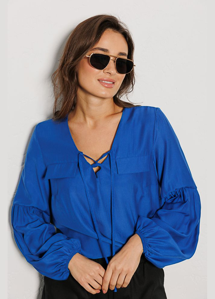 Синяя женская блуза цвета электрик со шнуровкой на горловине Arjen