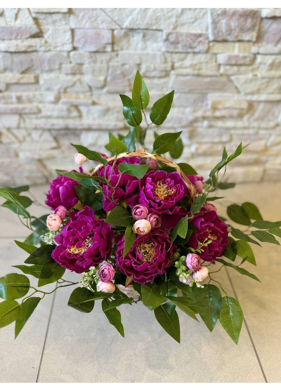 Корзина с искусственными пионами и зеленью 45 см Плетеная корзина с фиолетовыми пионами на стол Пластмакс (372837961)