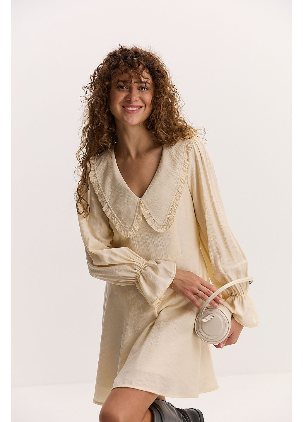 Світло-бежева коротка сукня з довгими рукавами і відкладним коміром Arjen