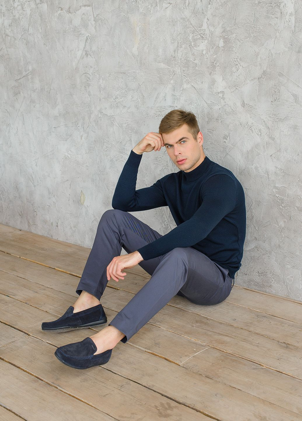 Темно-синий мужской тонкий свитер "стойка" SVTR