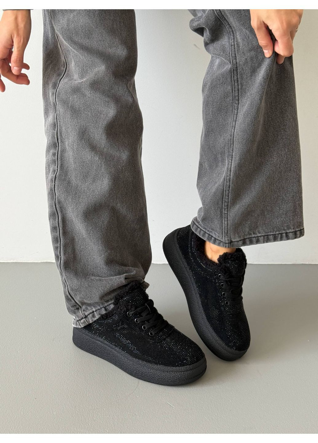 Чорні жіночі зимові кеди чорні, натуральна замша, хутро teddy, з камінцями No Brand