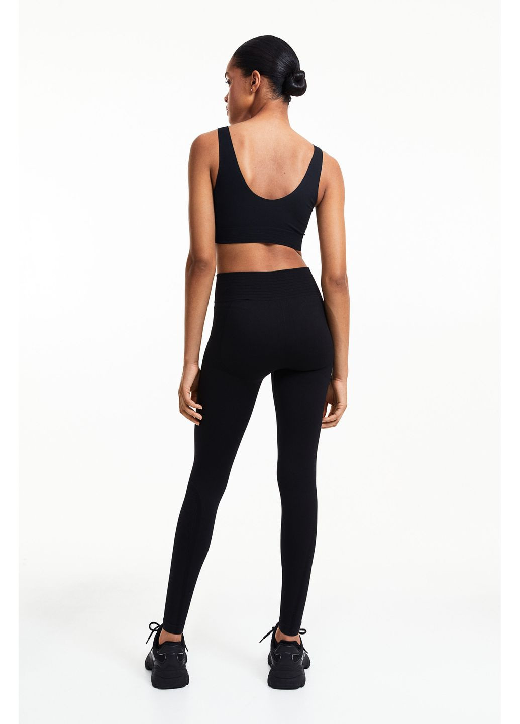 Черные демисезонные спортивные леггинсы H&M