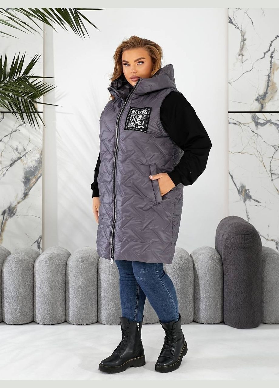 Жіноча батал жилетка безрукавка довга по коліно з капюшоном та кишенями графітова на блискавці демісезонна пряма Viki Жилет (316111602)