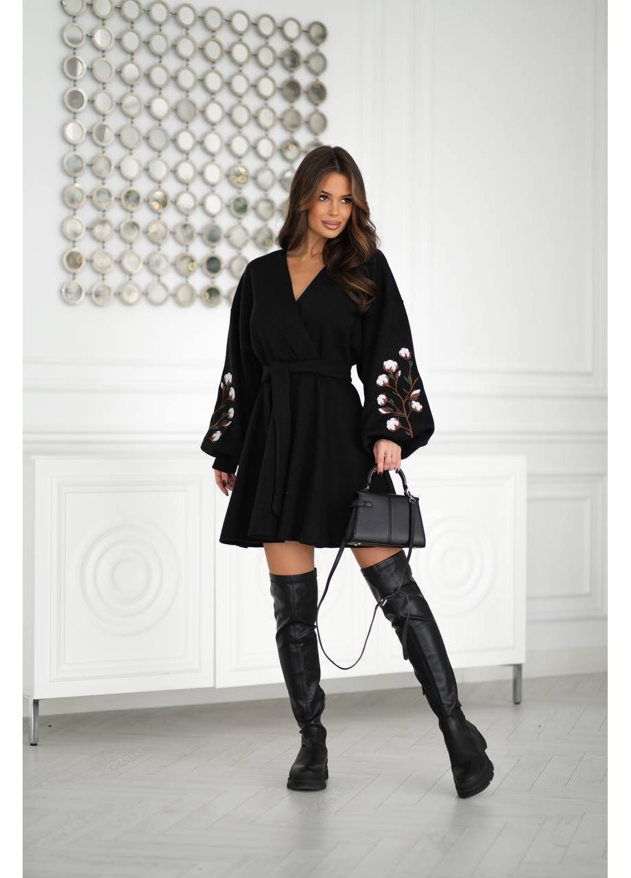 Чорна трикотажне плаття з вишивкою та поясом No Brand