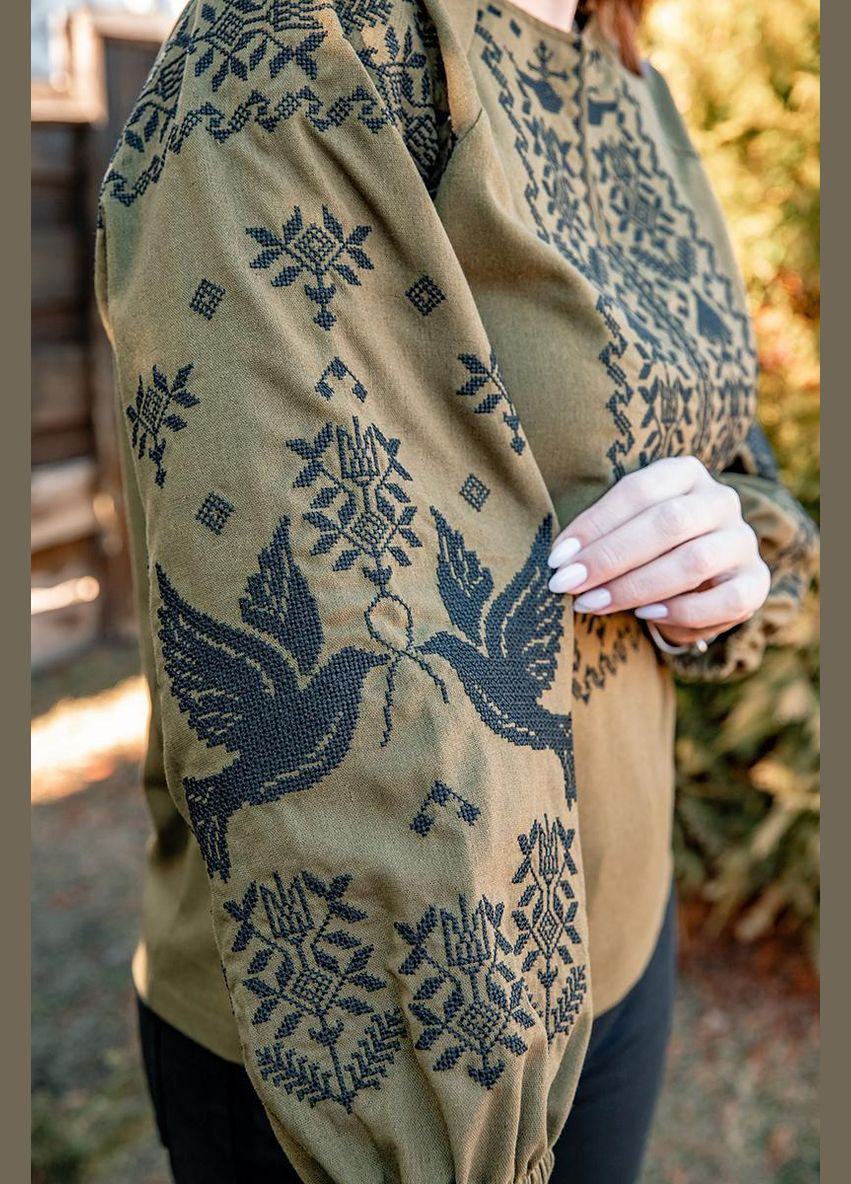 Хакі сорочка з вишивкою птаха та квітів хакі кольору для жінок з довгим рукавом лляна батальна, l льон (301034830)