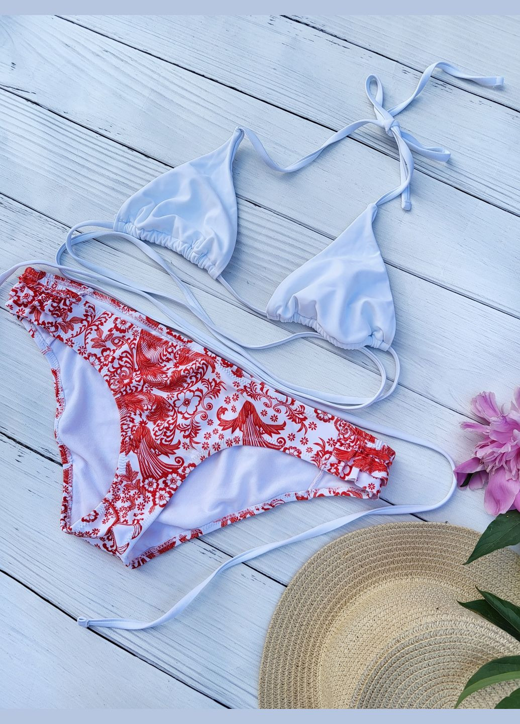 Білий демісезонний жіночий купальник роздільний бюстик шторки та трусики PrettyLittleThing