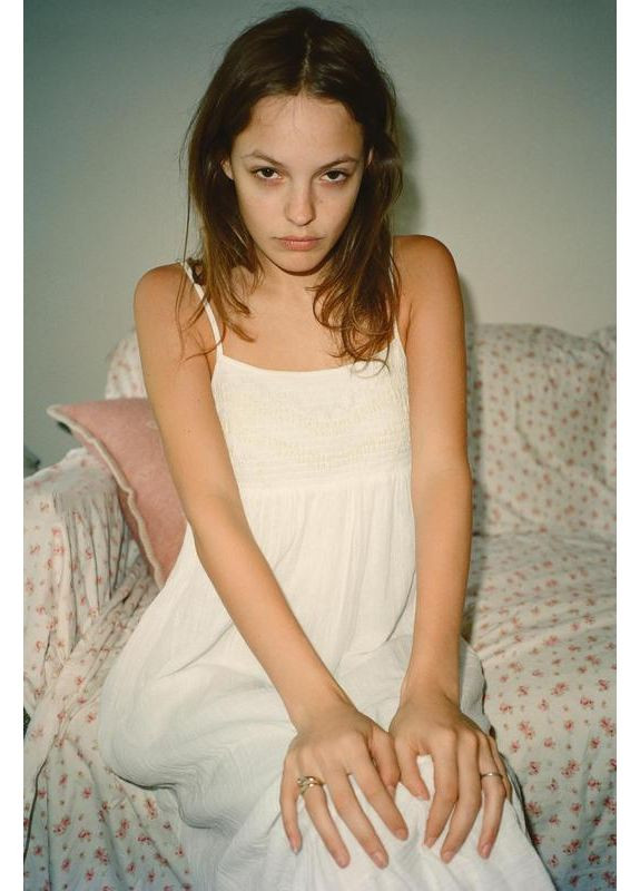 Белое платье из хлопкового муслина с вышивкой Zara