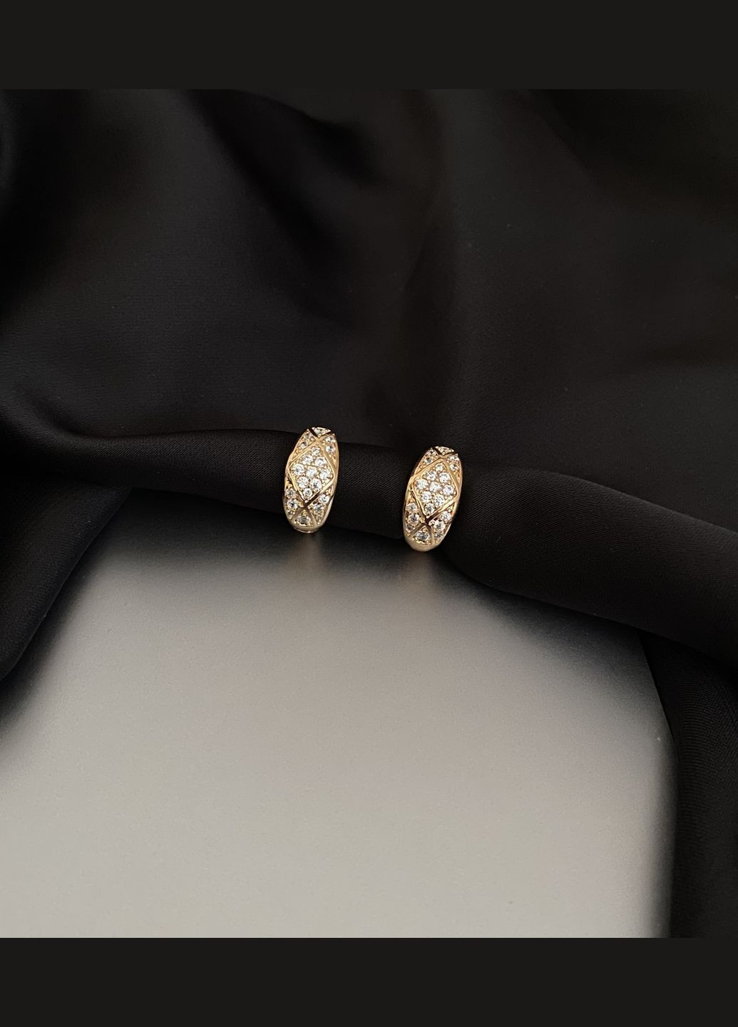 Сережки з камінчиками круглий замок золотого кольору 33818 No Brand (345556659)