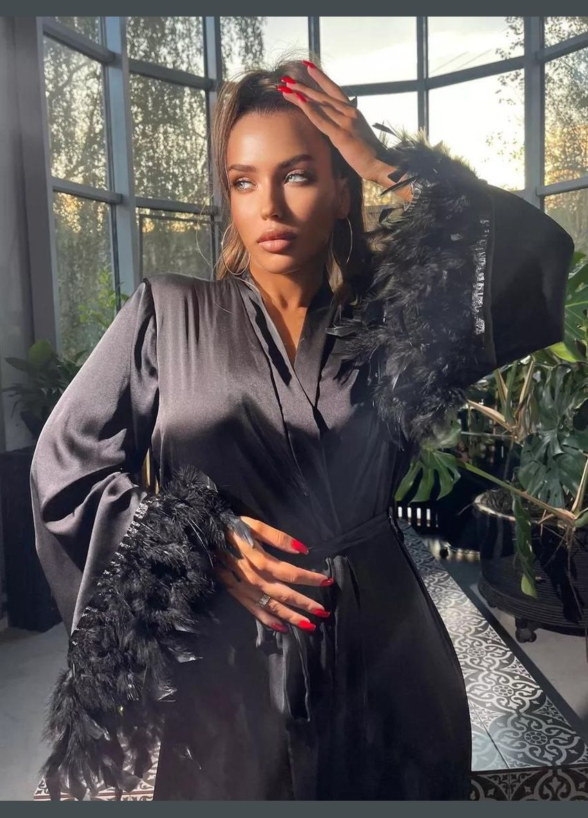 Женский длинный халат атласный просторный Сказочная с декором перьями No Brand Халат довгий з пір`ям Fairytale (339603169)