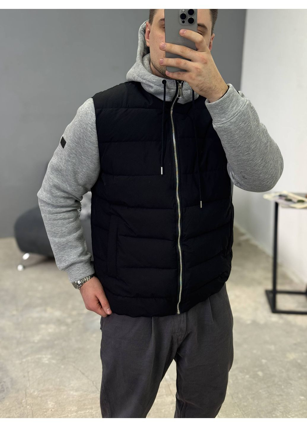 Сіра демісезонна куртка з трикотажними рукавами та капюшоном Україна