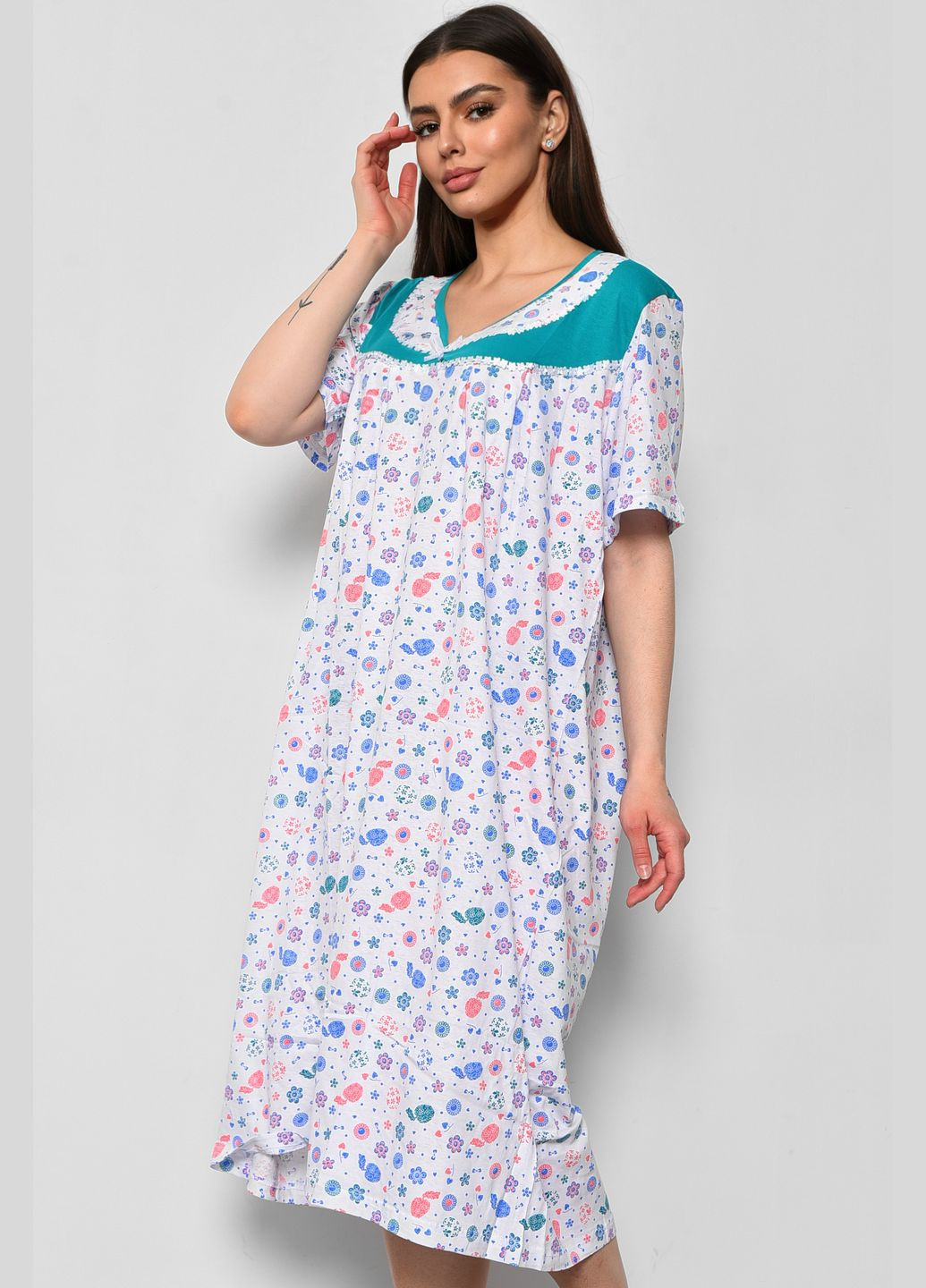 Ночная рубашка женская батальная белого цвета с цветочным принтом Let's Shop (289843218)
