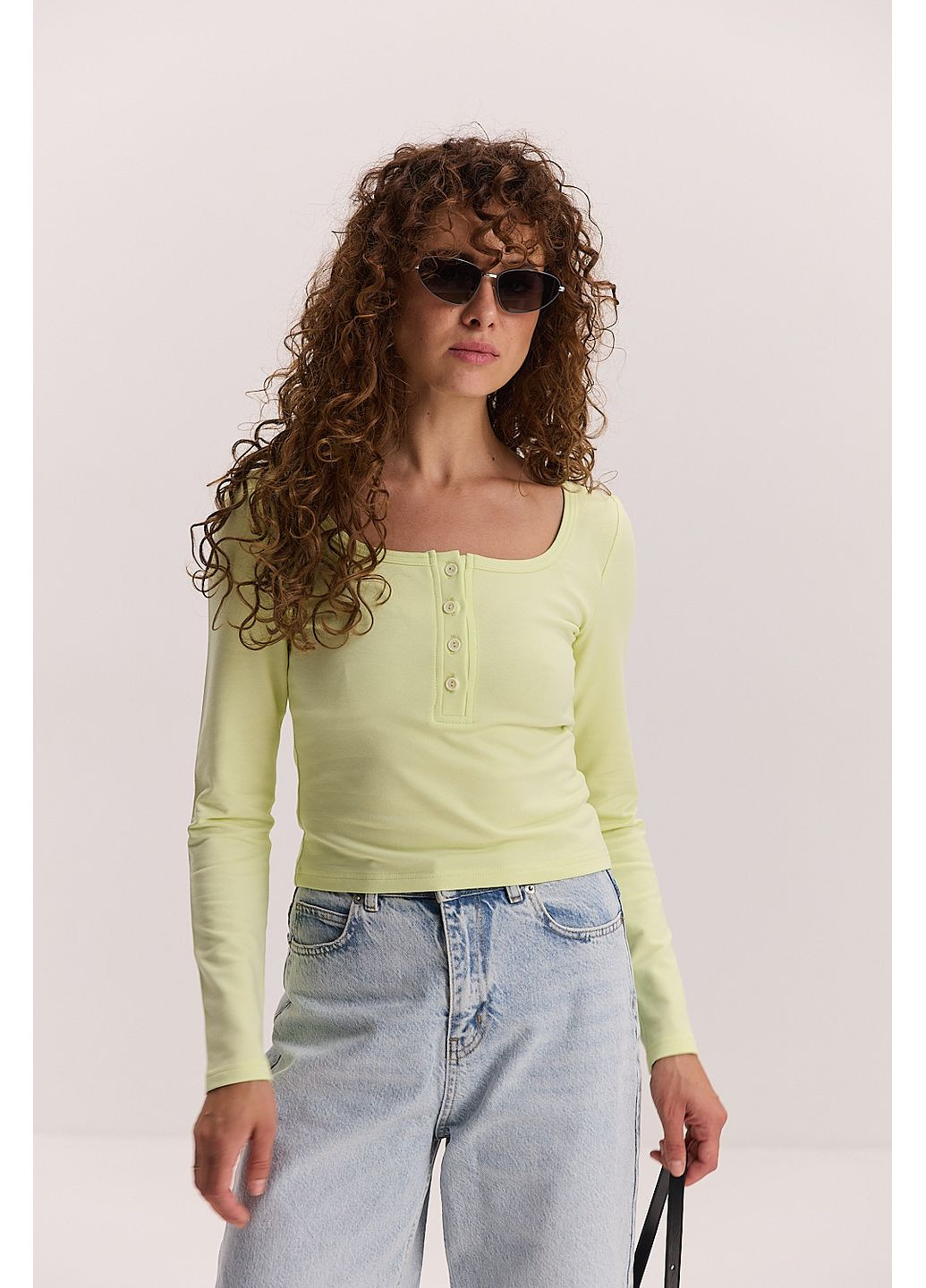 Жіночий укорочений лонгслів з ґудзиками вгорі Arjen (353036831)