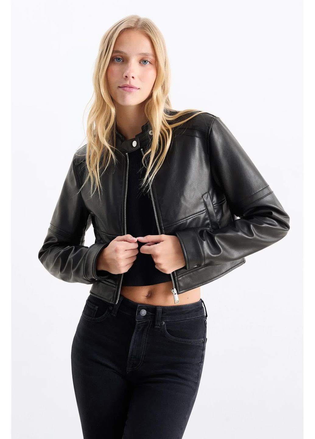 Чорна демісезонна куртка C&A