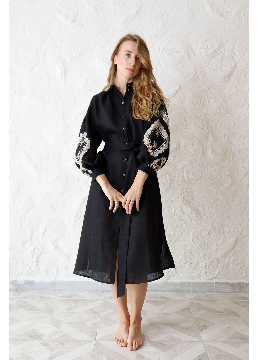 Чорна сукня жіноча «зерно» з машинною вишивкою, 100% льон, розміри xs–4xl, з кишенями та поясом MOTYV з геометричним візерунком