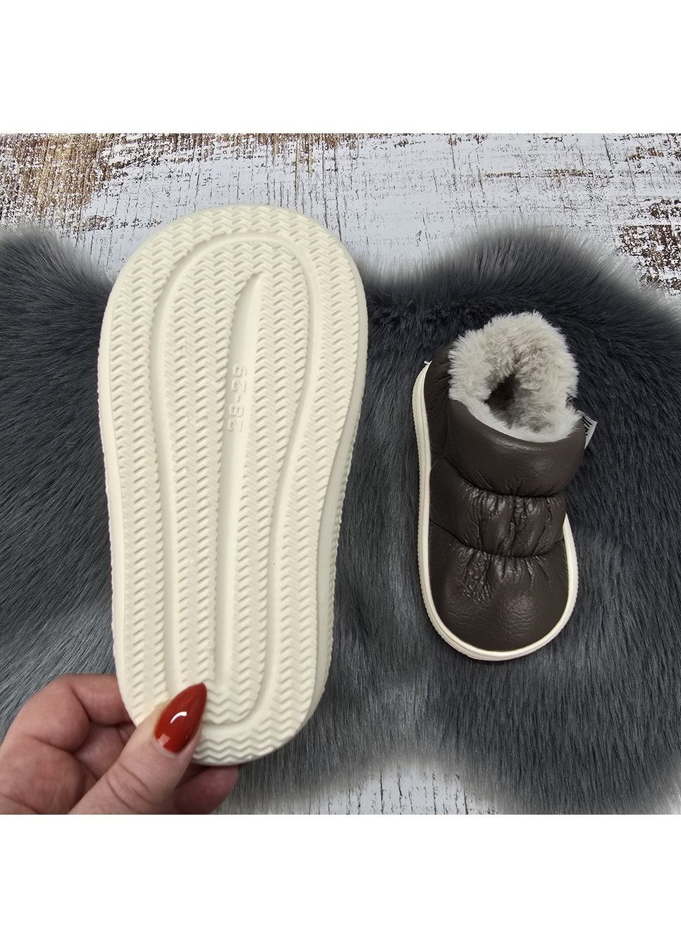 Коричневые тапочки чуни детские коричневые экокожа с меховой подкладкой на пенковой подошве Luck Line