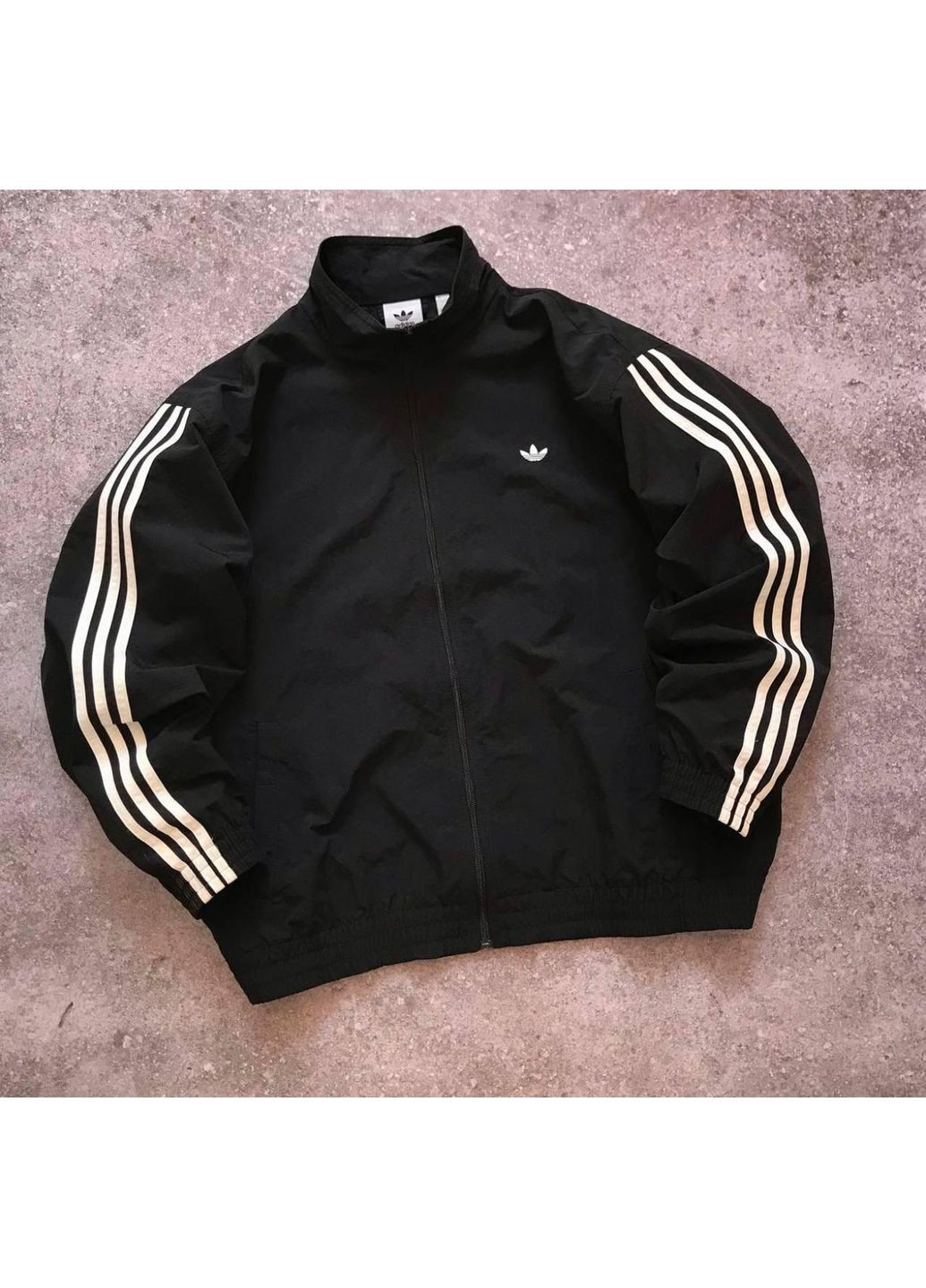 Черная демисезонная демисезонная спортивная мужская куртка adidas