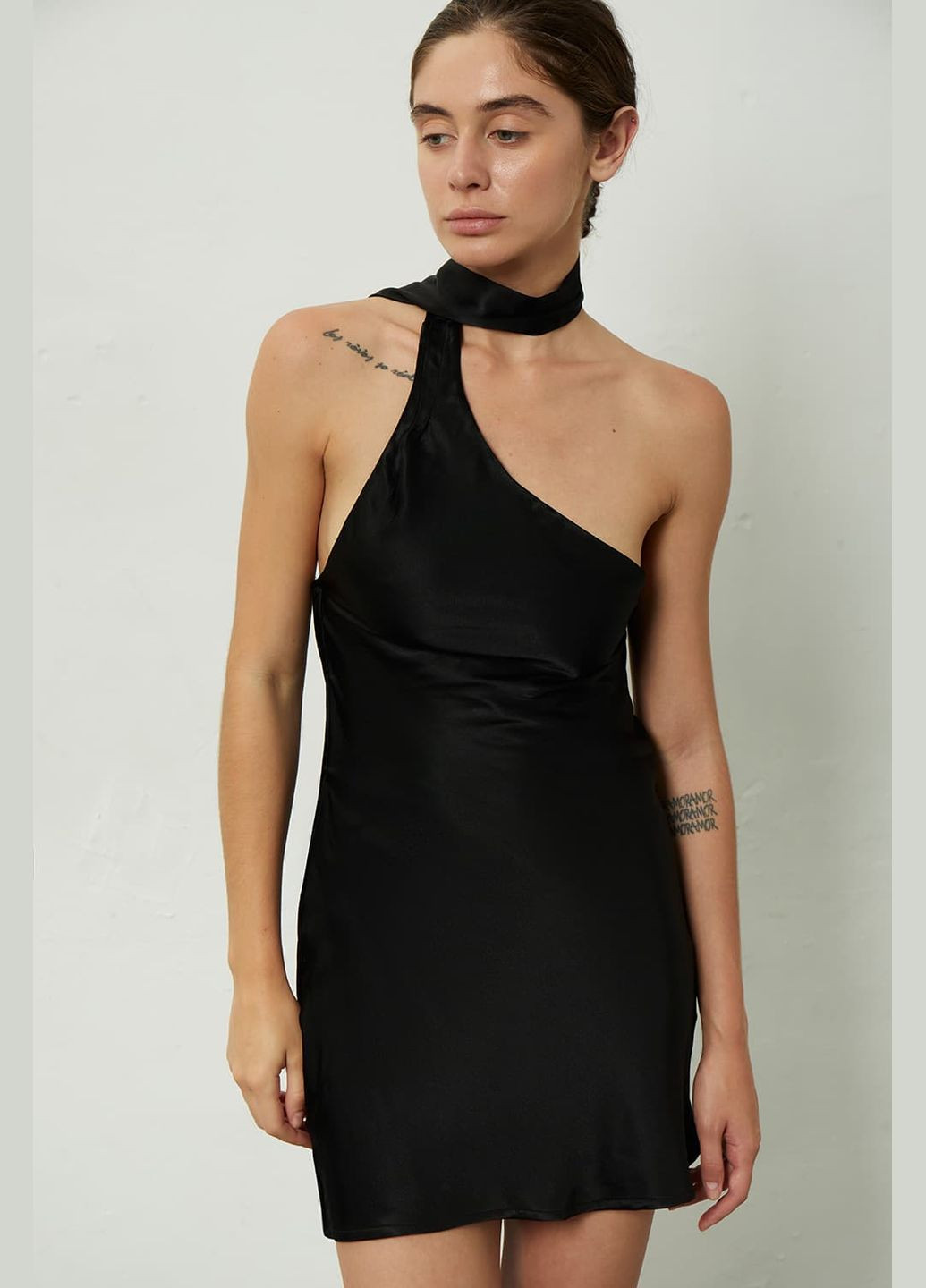 Чорна сукня сатинова асиметрична 714 Papaya