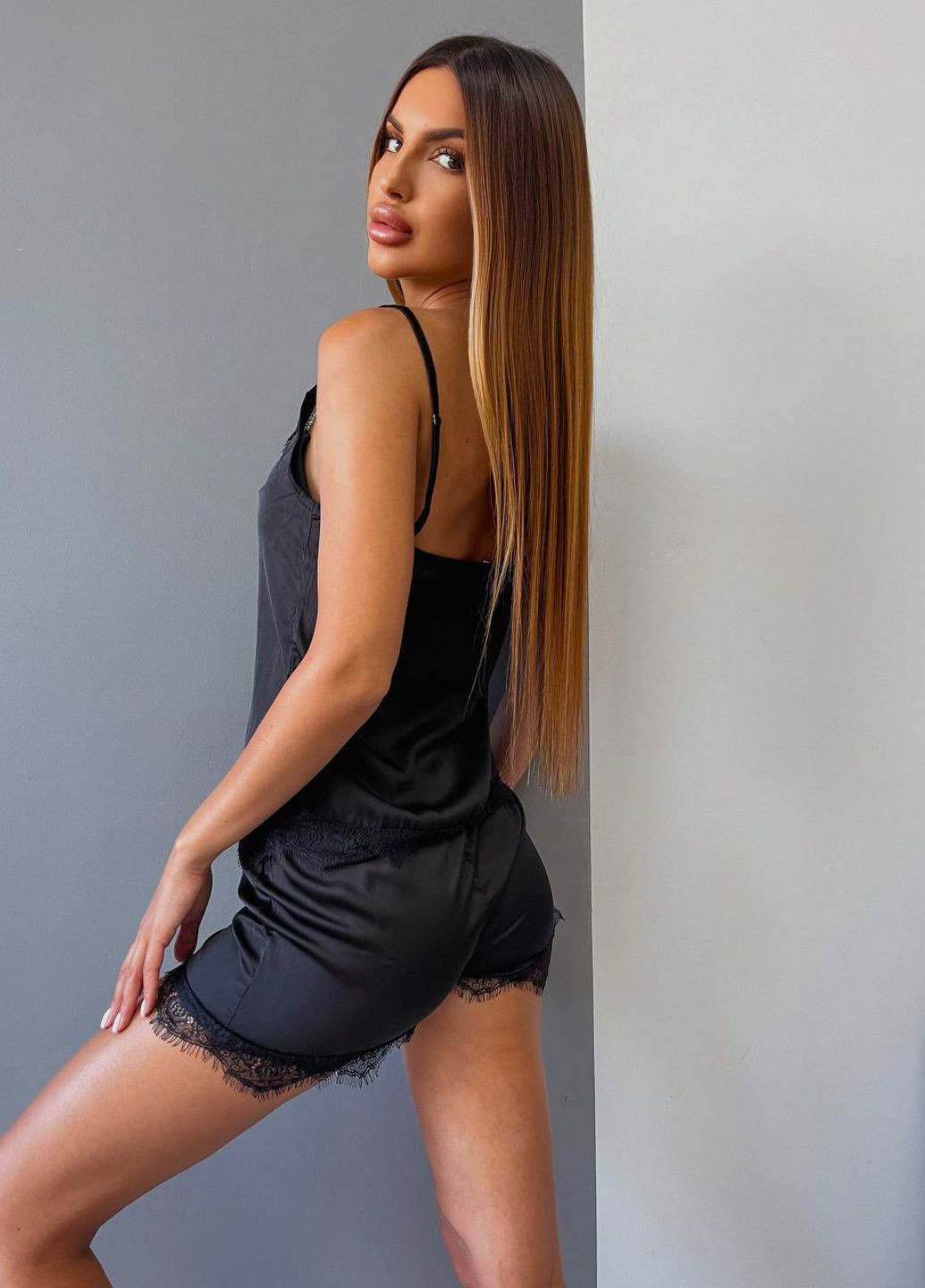 Черная всесезон шелковая пижама с кружевными вставками майка + шорты Allthings