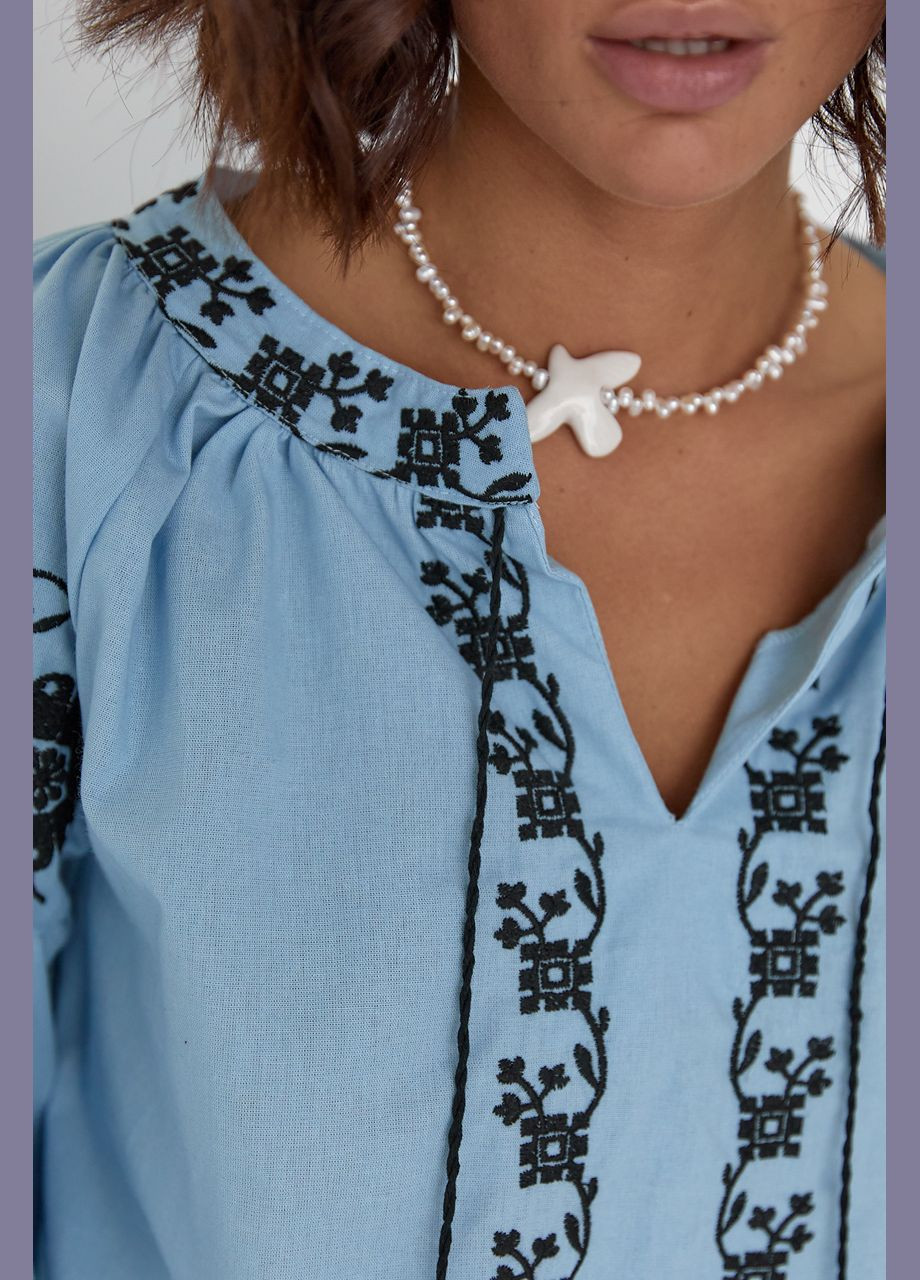 Голубая женская вышиванка с вышивкой гладью на рукавах. ESQ хлопок (319493460)