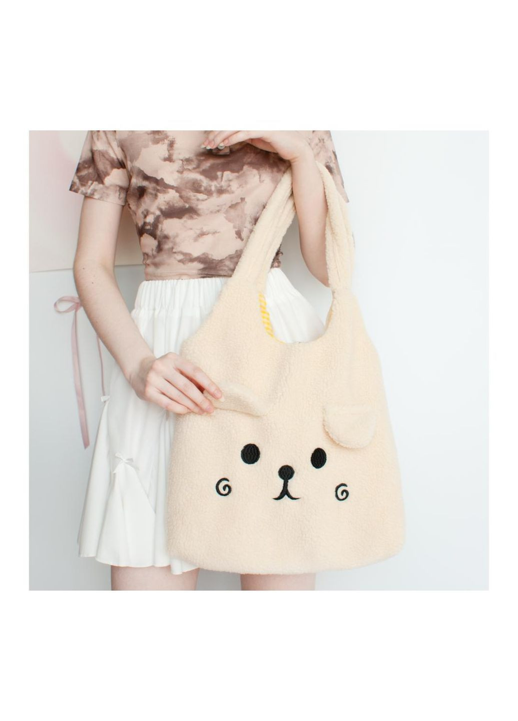 Сумка на плечо с собачкой вместительный шопер для ребенка няшная мягкая вмещает А4 молочный с вышитой мордочкой застежка кнопка No Brand (367859534)