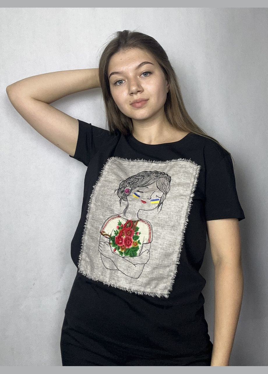 Чорна всесезон футболка жіноча літня з патріотичним малюнком чорна mknk200428-3 Modna KAZKA