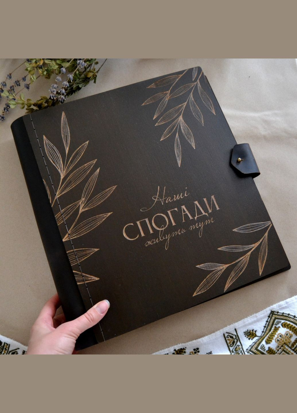 Дерев'яний фотоальбом "Наші спогади живуть тут", 34х32,5 см, на 250 фото, з шкіряною вставкою FILWOOD. No Brand (340112034)