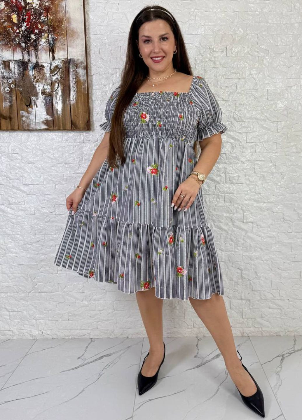 Черное повседневный изысканное легкое летнее повседневное меди платье с короткими рукавами фонарик и воланом на юбке Tik-Tak с цветочным принтом