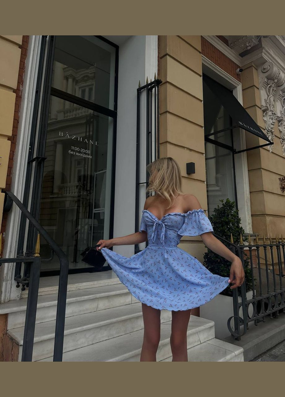 Голубое очаровательное голубое платье с цветочным принтом, открытыми плечами и эффектным деком No Brand с цветочным принтом