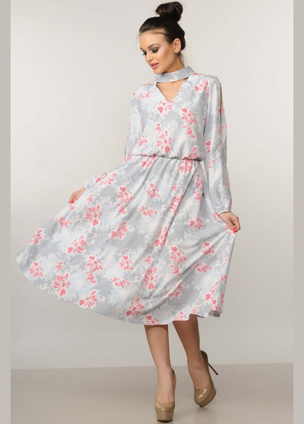 Серое повседневный легкое меди-платье с воротником-чокером и разрезами на рукавах (пл 10.2-22/18) RiMari