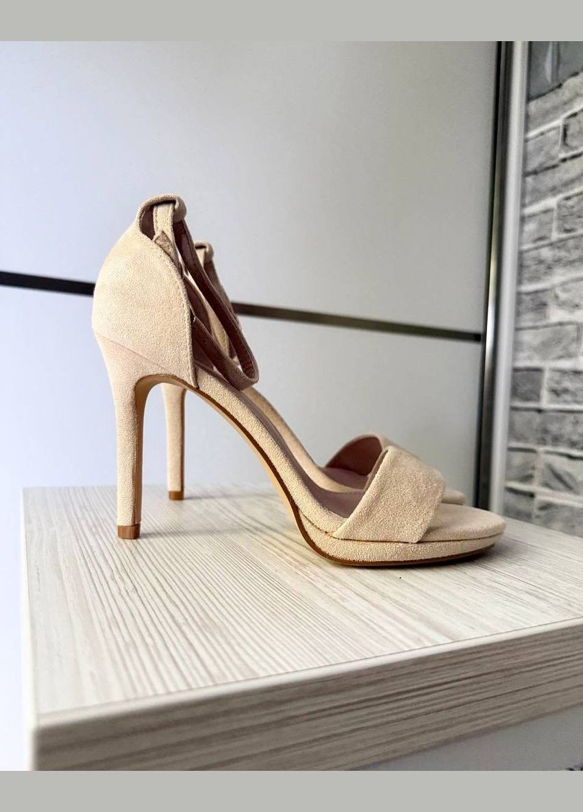 Бежевые женские бежевые босоножки на шпильке S.S с ремешком