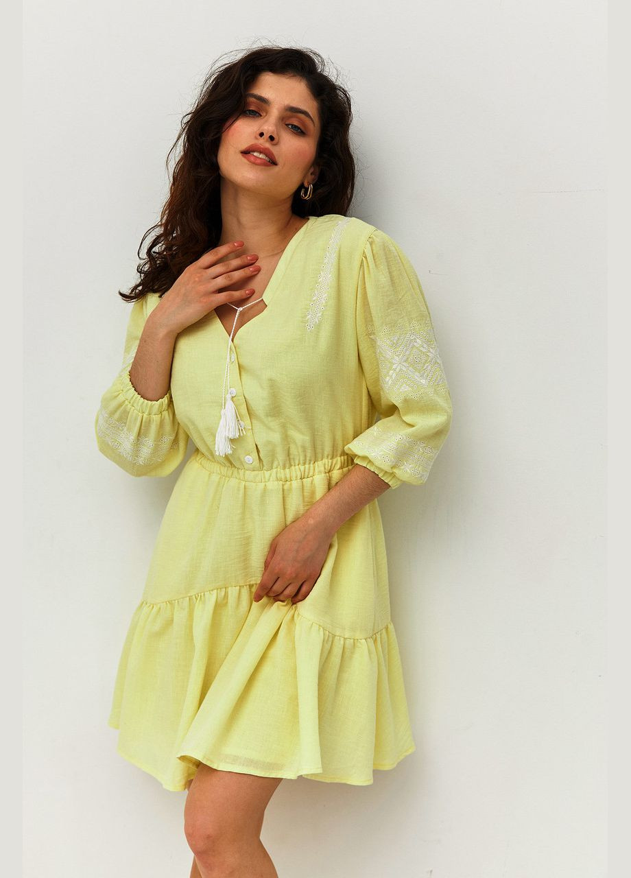 Жовтий жіноча літня лляна сукня жовтого кольору з вишивкою та кутасами mkrm4078-1 Modna KAZKA