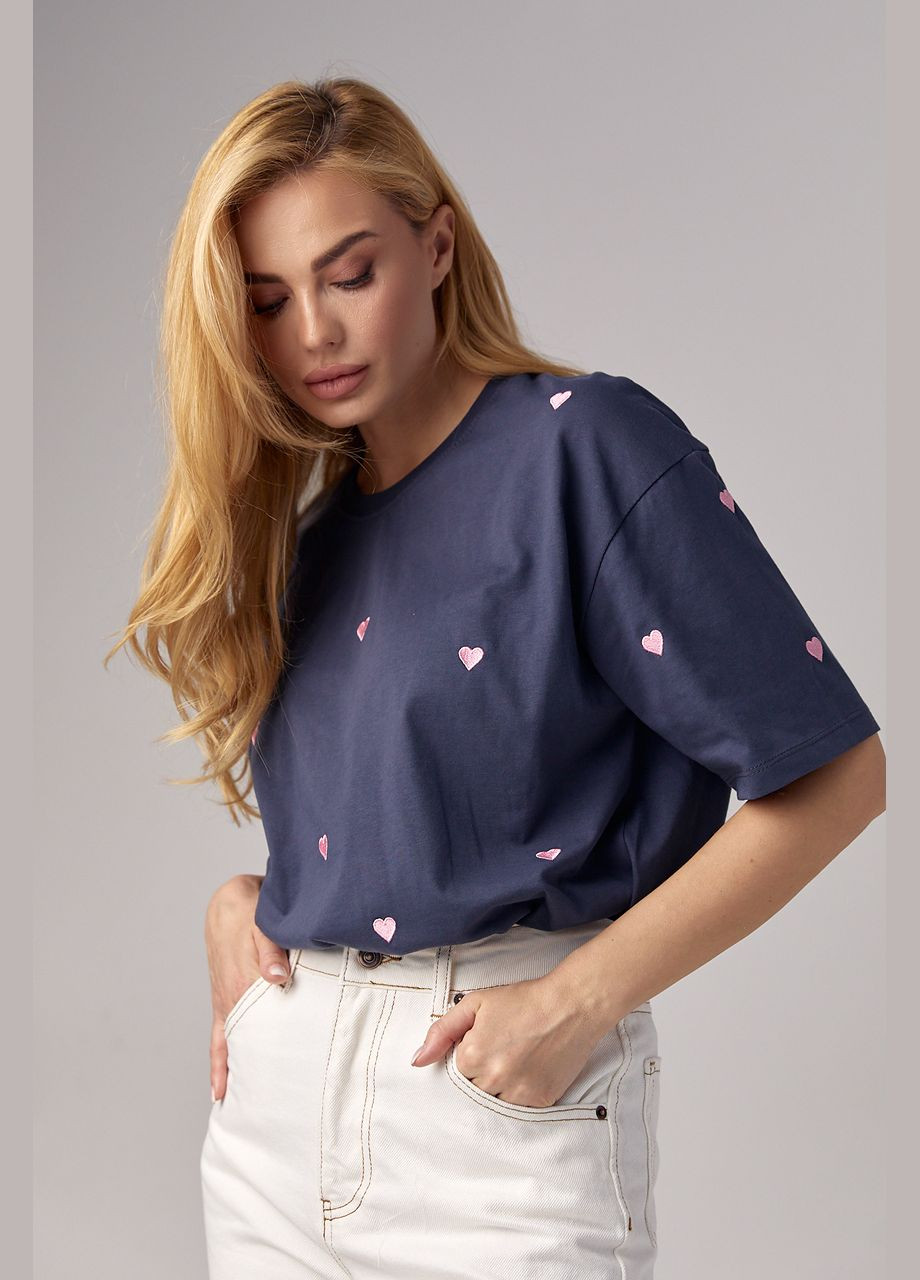 Темно-серая летняя женская футболка украшена вышитыми сердечками Lurex