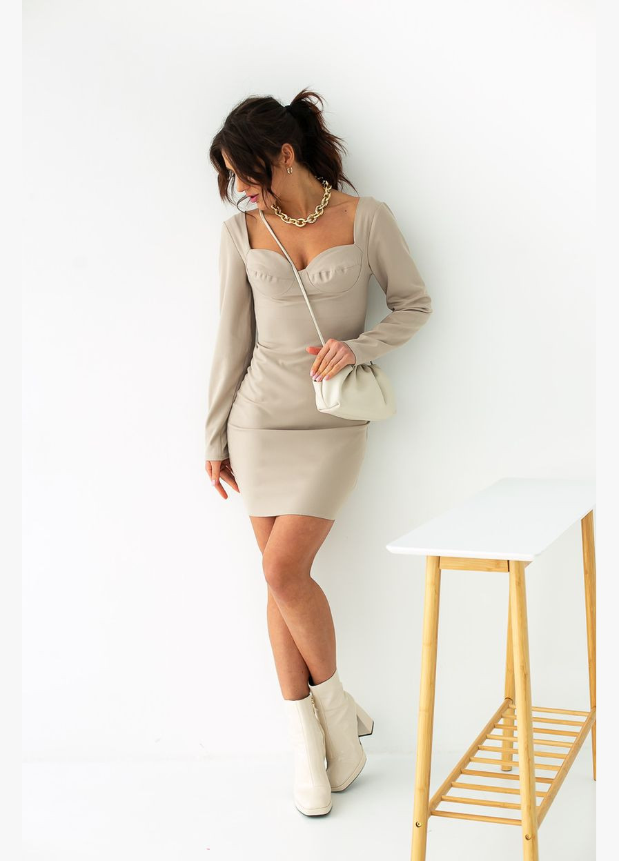 Бежевое деловое короткое платье по фигуре с оригинальным лифом 3088 Lurex однотонное