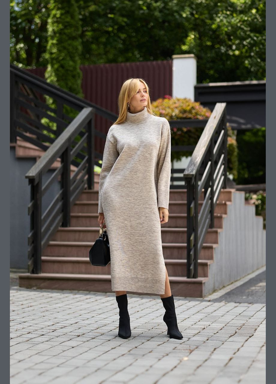 Серо-бежевое платье меди из полушерстяной пряжи Triko Bakh однотонное