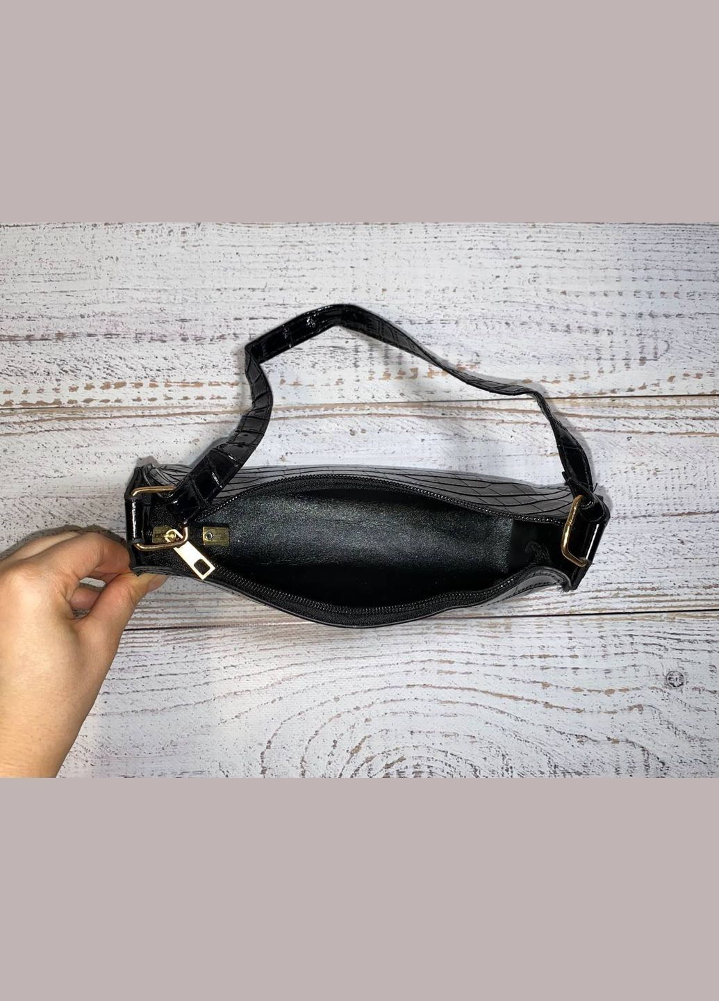 Маленькая женская сумочка из искусственной лаковой кожи в черном цвете с тиснением под кожу рептилии. No Brand (330618766)