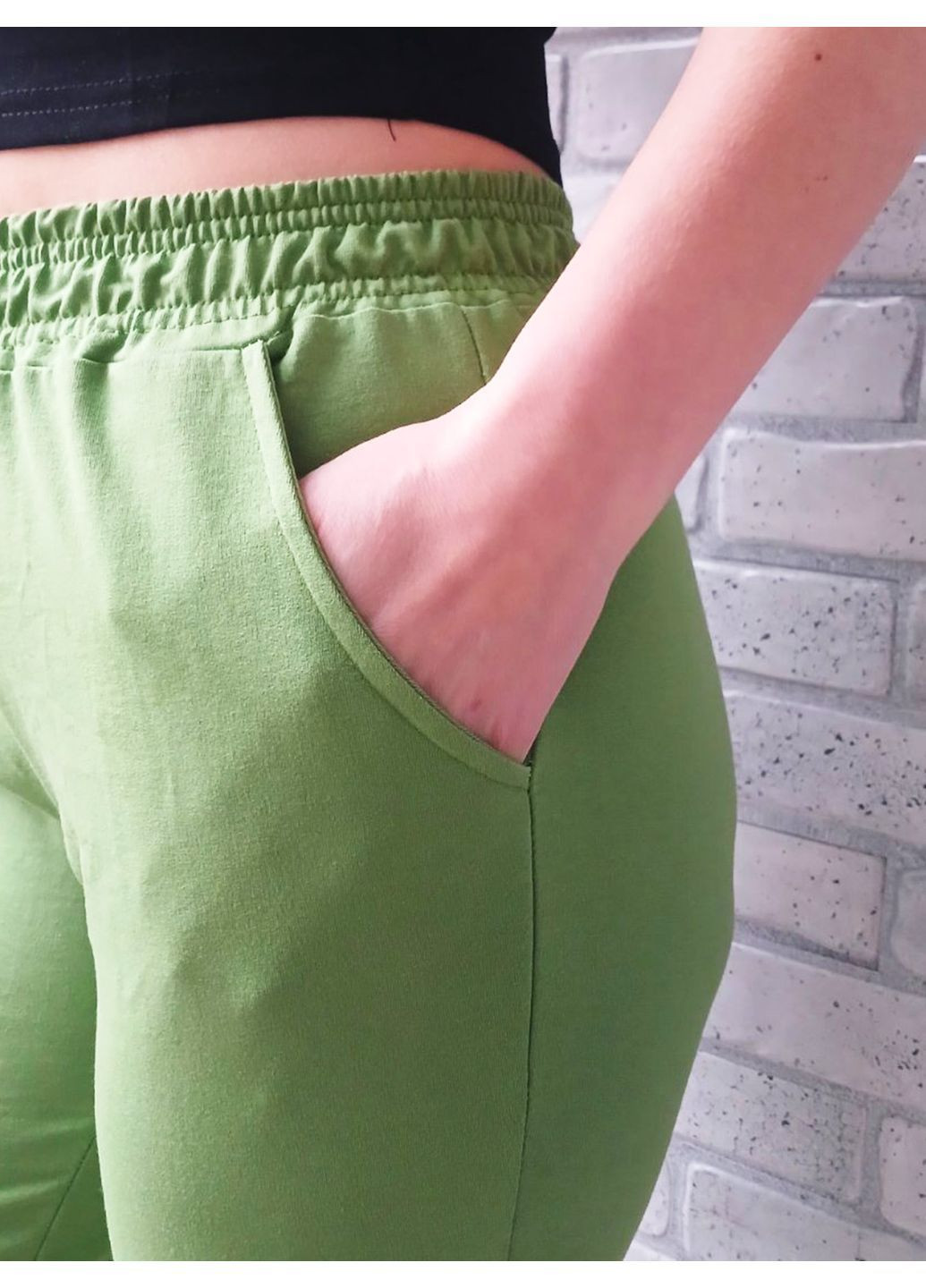 Зелені жіночі спортивні штани з однотонними кишенями No Brand (364237285)