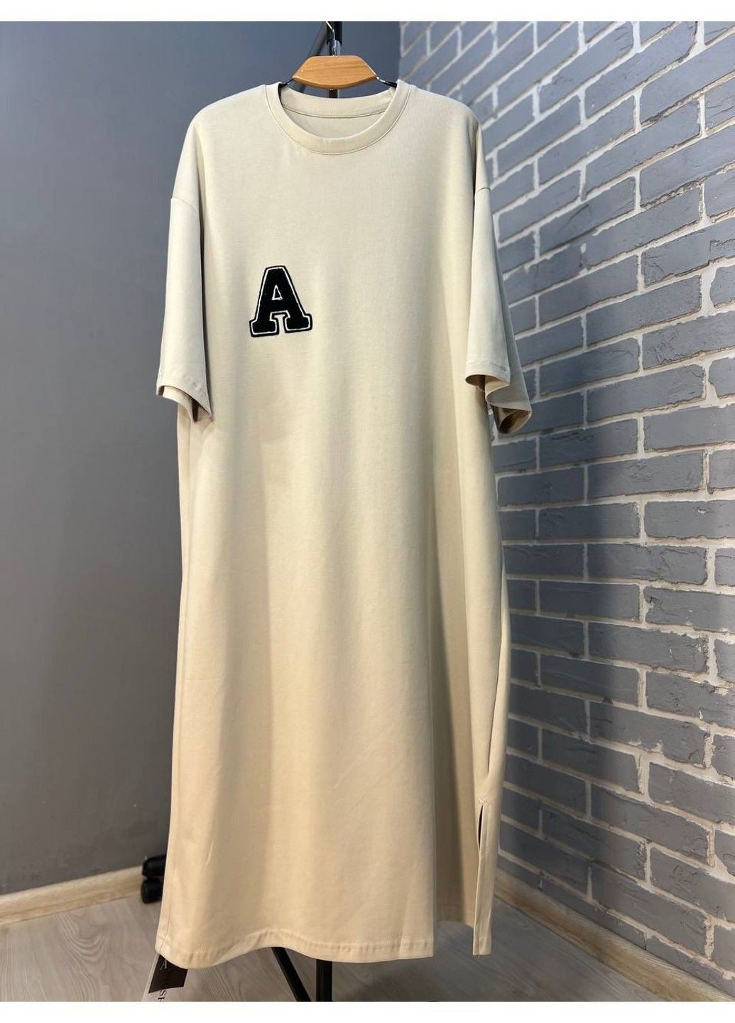 Світло-бежева сукня жіноча a-n 2506 довга оверсайз розріз з боку нашивка попереду літера "а" No Brand