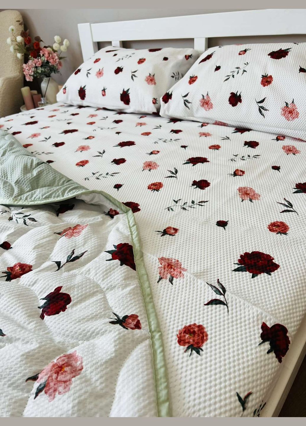 Постільна білизна з літньою ковдрою 150*210 см півтораспальний розмір тканина жатка білого кольору з квітковим малюнком. No Brand (345064743)