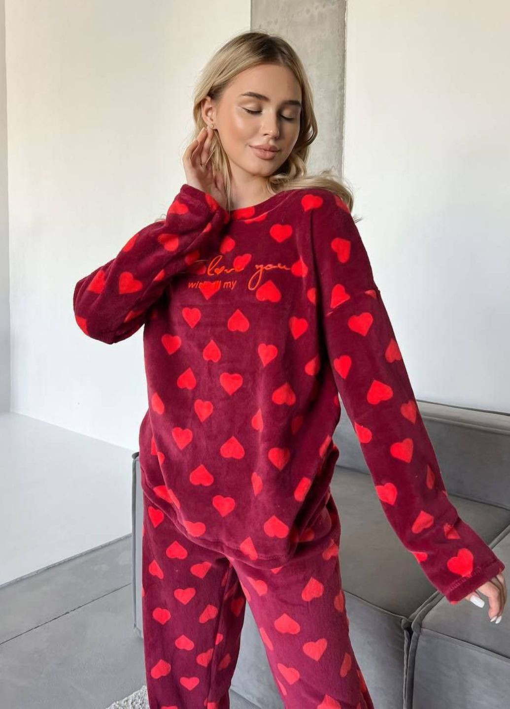 Червона зимня жіноча тепла піжама з плюшу з принтом у сердечках світшот + брюки Tik-Tak